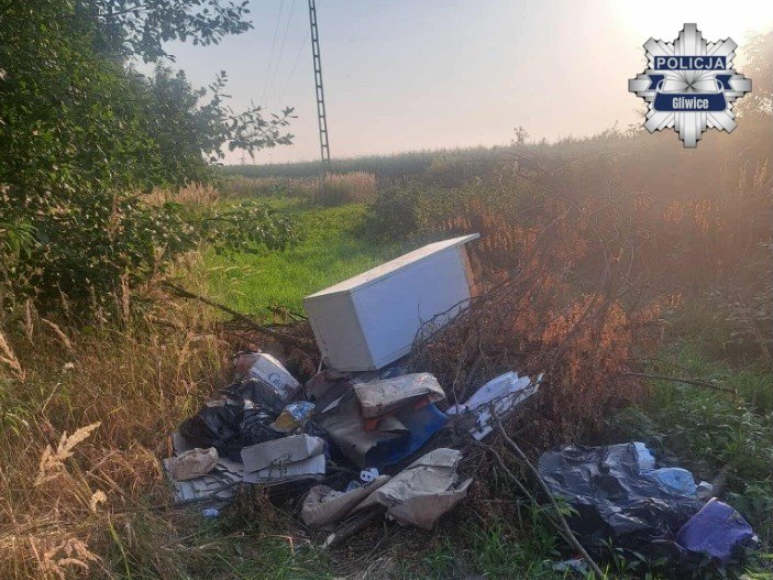 Dzikie wysypisko śmieci zlikwidowała gliwicka policja w miejscowości Rzeczyce. (fot. KMP Gliwice)