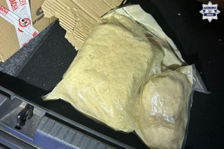 Samochód z włączonym światłami stoi na skrzyżowaniu - w  środku  jest mężczyzna, który zasnął za kierownicą. Takie zgłoszenie odebrali policjanci z Gliwic