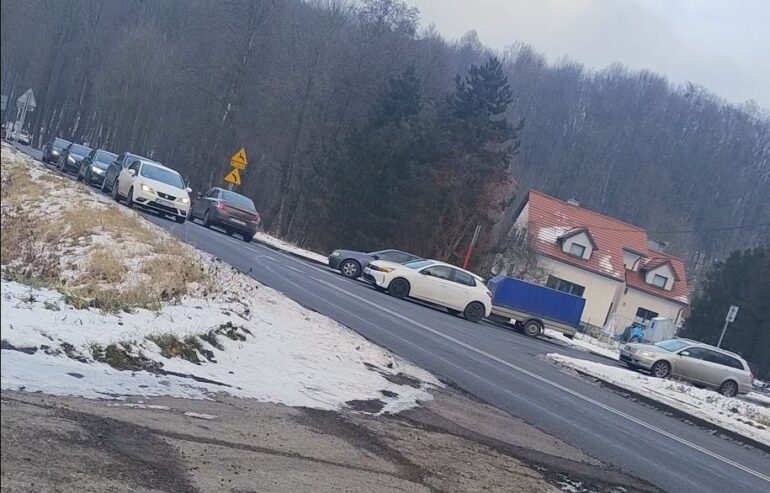 Wyjątkową interwencję przeprowadzili policjanci z Wodzisławia Śląskiego. 18-letni kierowca ledwo uzyskał prawo jazdy, a tuż po egzaminie  spowodował korek drogowy. Okazało się, że młody kierowca nie znał podstaw obsługi samochodu!