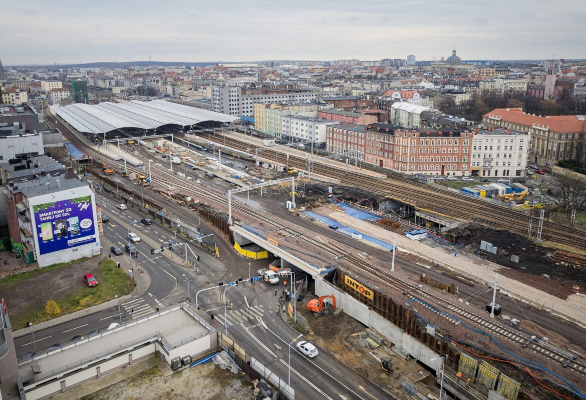 Uwaga pasażerowie! Od piątku komunikacja miejska częściowo wróci pod wiadukt przy ulicy Mikołowskiej. Zmiana rozkładu jazdy autobusów w Katowicach będzie dotyczyła około 50 linii.