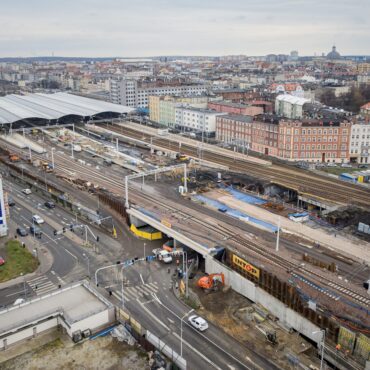 Uwaga pasażerowie! Od piątku komunikacja miejska częściowo wróci pod wiadukt przy ulicy Mikołowskiej. Zmiana rozkładu jazdy autobusów w Katowicach będzie dotyczyła około 50 linii.