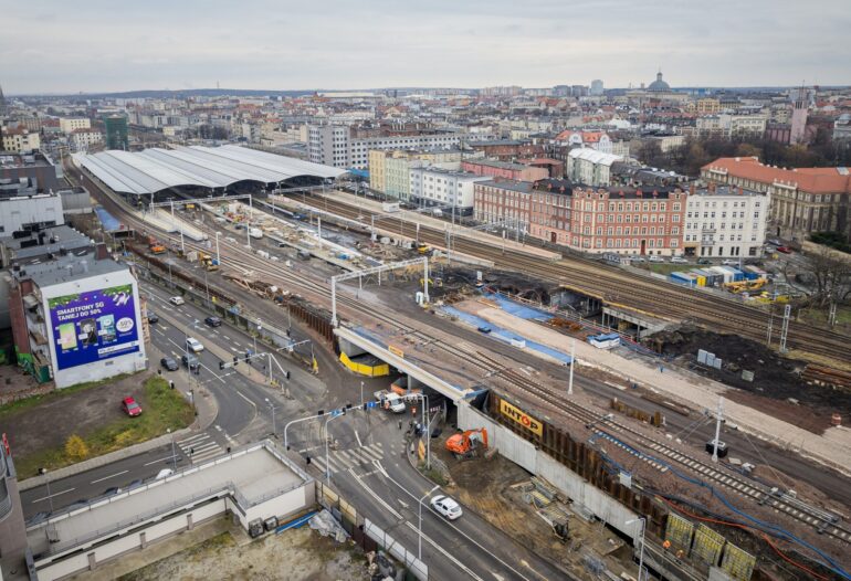 Uwaga pasażerowie! Od piątku komunikacja miejska częściowo wróci pod wiadukt przy ulicy Mikołowskiej. Zmiana rozkładu jazdy autobusów w Katowicach będzie dotyczyła około 50 linii.
