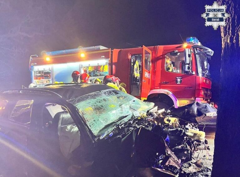 Tragiczny wypadek w Bojszowach, powiecie bieruńsko-lędzińskim. Nie żyje 38-letni kierowca Audi, który na ulicy Gościnnej zjechał z drogi i uderzył w drzewo.