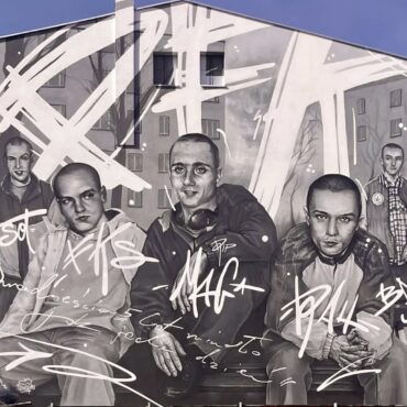 Nowy mural Paktofoniki w Mikołowie powstał przy ul. Wyzwolenia. Monumentalne dzieło upamiętnia legendę polskiego hip-hopu i przyciąga uwagę mieszkańców.