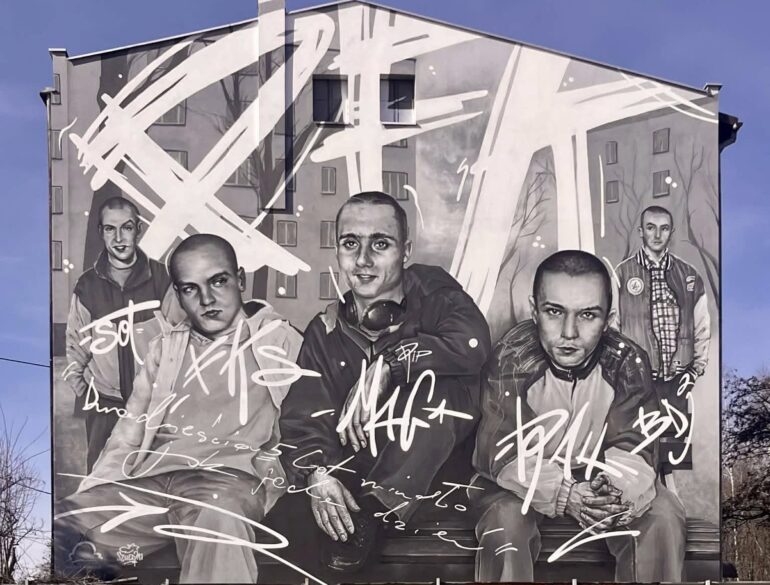 Nowy mural Paktofoniki w Mikołowie powstał przy ul. Wyzwolenia. Monumentalne dzieło upamiętnia legendę polskiego hip-hopu i przyciąga uwagę mieszkańców.