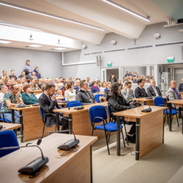 Spotkanie w sprawie budowy lodowiska w Tychach dotyczy planów inwestycji przy Parku Wodnym. Sprawdź termin i szczegóły projektu.