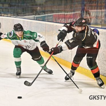 Rozpoczyna się decydująca część sezonu w TAURON Hokej Lidze, czyli faza play-off. W weekend 28 lutego i 1 marca startują ćwierćfinały. Rywalizacja będzie się toczyć do czterech zwycięstw. Emocji nie zabraknie, ponieważ już na tym etapie kibice zobaczą starcia mistrza sezonu zasadniczego z Cracovią, ofensywny pojedynek w Sosnowcu oraz hit Tychy – Jastrzębie.