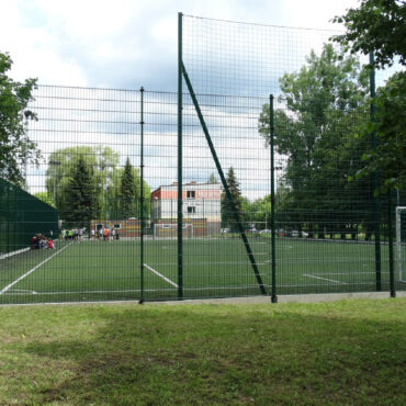 Modernizacja kompleksu sportowego przy Wejchertów i Filaretów w Tychach otrzymała 289 500 zł dofinansowania. Sprawdź zakres prac i koszt inwestycji.