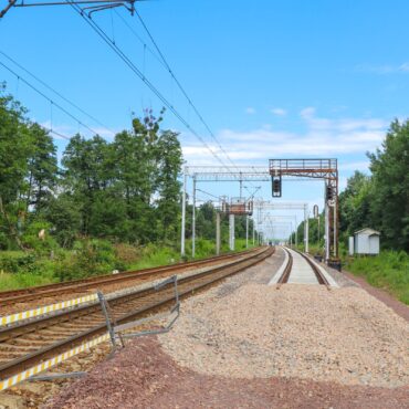 Od 18 lutego rusza zamknięcie przejazdu na ul. Dworcowej w Radostowicach. Sprawdź szczegóły objazdów, harmonogram robót i planowane terminy zakończenia prac.