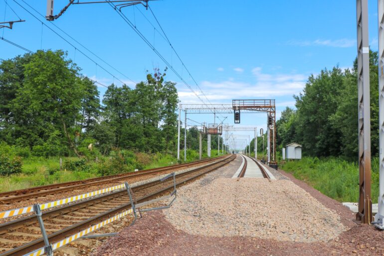 Od 18 lutego rusza zamknięcie przejazdu na ul. Dworcowej w Radostowicach. Sprawdź szczegóły objazdów, harmonogram robót i planowane terminy zakończenia prac.