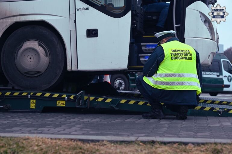 Bezpieczne ferie 2026 – masowe kontrole autokarów na A4. Policja sprawdza kierowców i stan techniczny (fot. Policja Śląska)