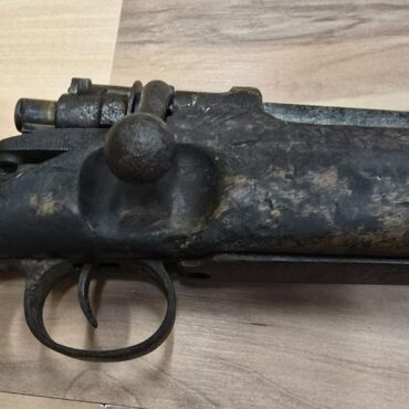 Mieszkańcy jednego z domów w Gliwicach dokonali niezwykłego odkrycia.  Podczas prac remontowych znaleźli karabin.  Broń ukryta pod podłogą została zabezpieczona przez policjantów.