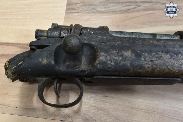 Mieszkańcy jednego z domów w Gliwicach dokonali niezwykłego odkrycia.  Podczas prac remontowych znaleźli karabin.  Broń ukryta pod podłogą została zabezpieczona przez policjantów.