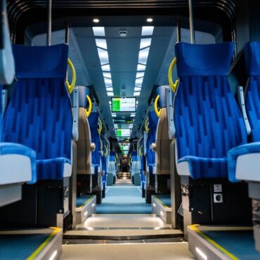 Roztargnienie i pośpiech to często towarzysze naszych podróży. Co gubimy w pociągach? Do Punktu Rzeczy Znalezionych Kolei Śląskich w minionym roku trafiło rekordowe 1600 przedmiotów. To nie tylko czapki, słuchawki czy telefony.