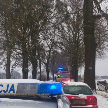 Do groźnego wypadku doszło między Zbrosławicami a Tarnowskimi Górami. Dachowanie osobowym fiatem zaliczyła młoda kobieta,. Na miejscu interweniowały służby ratownicze. Lądował też helikopter LPR