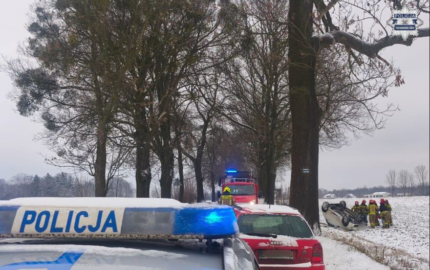 Do groźnego wypadku doszło między Zbrosławicami a Tarnowskimi Górami. Dachowanie osobowym fiatem zaliczyła młoda kobieta,. Na miejscu interweniowały służby ratownicze. Lądował też helikopter LPR