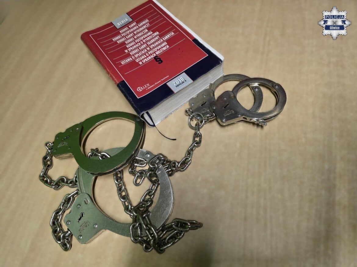 Policjanci z Komendy Miejskiej Policji w Gliwicach zatrzymali 38-latka, za którym wystawiono Europejski Nakaz Aresztowania (fot. KMP Gliwice)