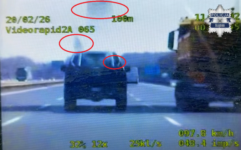 Lód z dachu pickupa spadł na A4 prosto przed radiowóz (fot.Policja Śląska)