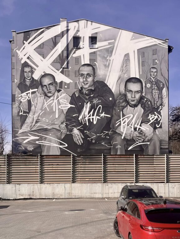 Nowy mural Paktofoniki w Mikołowie powstał przy ul. Wyzwolenia. Monumentalne dzieło upamiętnia legendę polskiego hip-hopu i przyciąga uwagę mieszkańców.