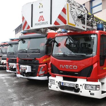 Wyjątkowa uroczystość w Centralnej Szkole Państwowej Straży Pożarnej w Częstochowie. Zaprezentowano nowe pojazdy dla strażaków, które trafią do jednostek w całym regionie. Sprzęt kosztował prawie 22 mln zł. 