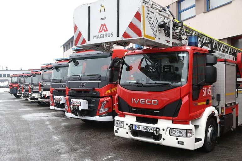 Wyjątkowa uroczystość w Centralnej Szkole Państwowej Straży Pożarnej w Częstochowie. Zaprezentowano nowe pojazdy dla strażaków, które trafią do jednostek w całym regionie. Sprzęt kosztował prawie 22 mln zł. 