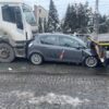 Opel zakleszczony między ciężarówkami