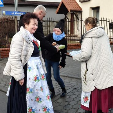 Pyszne pączki w Tłusty Czwartek rozdawały panie z Kół Gospodyń Wiejskich gminy Świerklaniec (Fot. Urząd Gminy Świerklaniec)