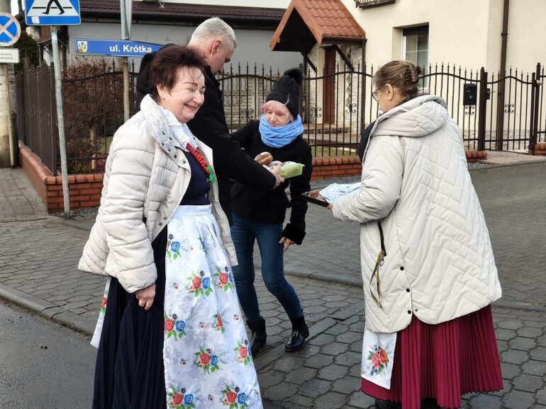 Pyszne pączki w Tłusty Czwartek rozdawały panie z Kół Gospodyń Wiejskich gminy Świerklaniec (Fot. Urząd Gminy Świerklaniec)