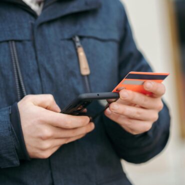 Internetowy oszust złapany. Sprzedawał elektronikę, której nie miał (fot.pexels.com)