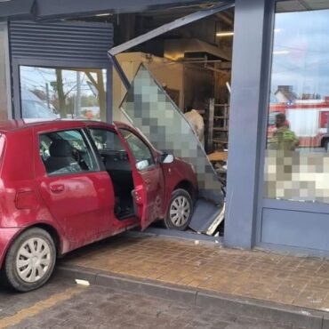 Samochód osobowy wjechał rano w budynek. Do zdarzenia doszło w Bytomiu Szombierkach. Senior wjechał fiatem do cukierni i piekarni. Na szczęście, nikomu nic się nie stało.