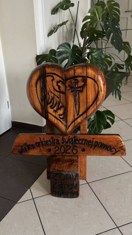 Drewniane serce przysłano do MOK Żory