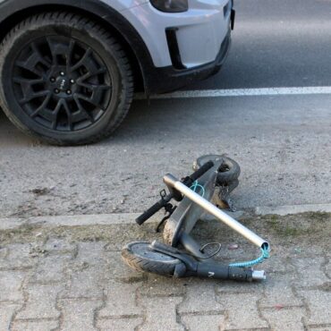 Do groźnego wypadku doszło w Jankowicach koło Pszczyny. Na ulicy Żubrów jadącą hulajnogą 11-latkę potrącił samochód osobowy