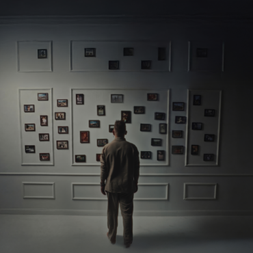 "Czarne serce" Kajetana Pinocciego to singiel, który łączy brzmienie inspirowane latami 80. z bardzo osobistą opowieścią o stracie. Teledysk powstał w Tychach, a w jego kadrach archiwalne fotografie spotykają się ze współczesnym obrazem miasta.