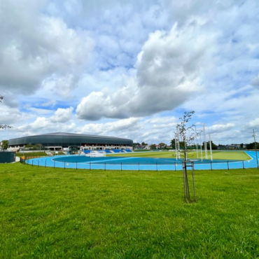 Podpisano umowę na oświetlenie i zadaszenie trybun Areny Lekkoatletycznej przy ul. Edukacji. Inwestycja potrwa 9 miesięcy.