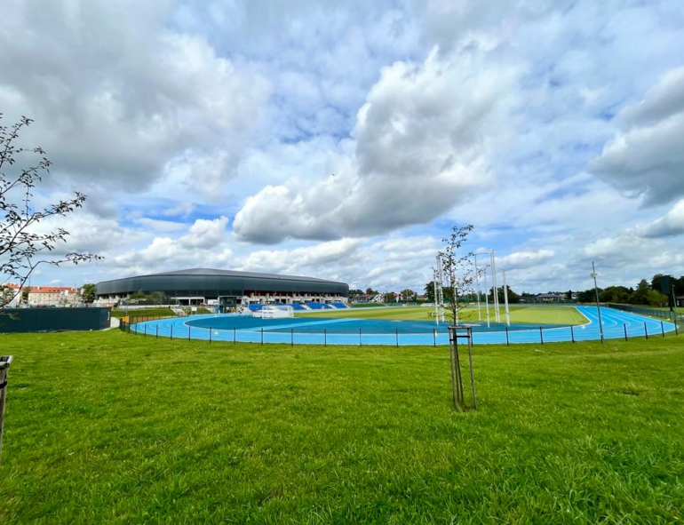 Podpisano umowę na oświetlenie i zadaszenie trybun Areny Lekkoatletycznej przy ul. Edukacji. Inwestycja potrwa 9 miesięcy.