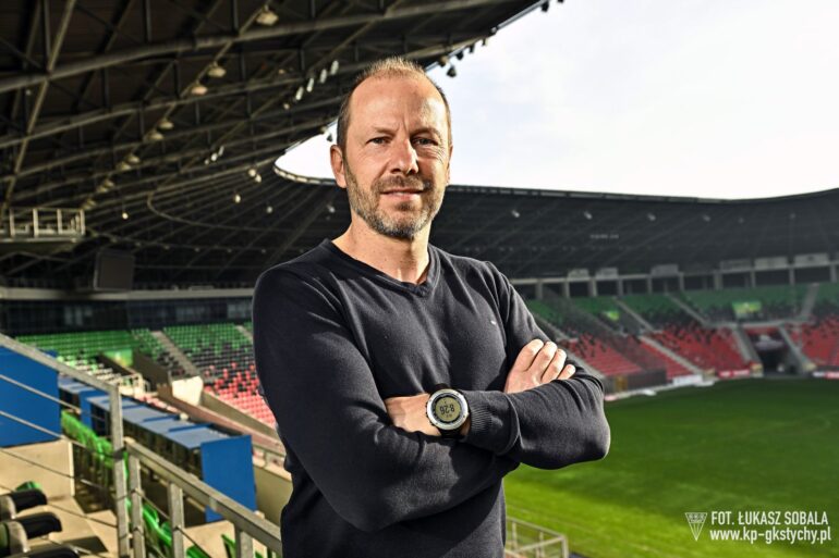 Rene Poms trenerem GKS Tychy – austriacki szkoleniowiec poprowadzi pierwszoligową drużynę do końca sezonu. Do sztabu dołącza również jego wieloletni współpracownik Dino Škvorc. Nowy trener ma za sobą doświadczenia w klubach z Polski, Chorwacji, Austrii oraz Grecji.