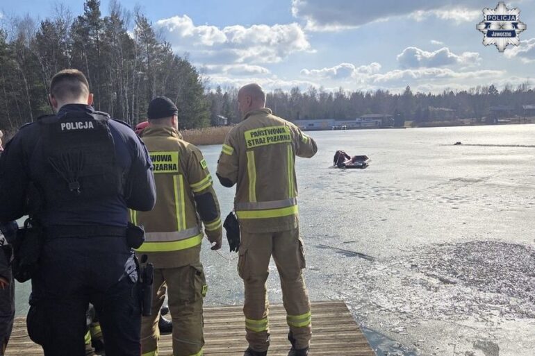 Policjanci i strażacy ratowali  mężczyznę, pod którym załamał się lód. Akcja na Zalewie Sosina prawdopodobnie uratowała życie 45-latowi. Wędkarz w lodowatej wodzie spędził około pół godziny