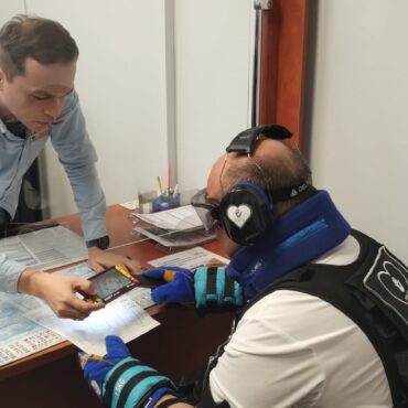 Symulator starości pokazał, jak seniorzy załatwiają sprawy w urzędzie. Starosta pszczyński sprawdził bariery, udogodnienia i potrzeby mieszkańców.