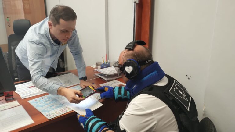 Symulator starości pokazał, jak seniorzy załatwiają sprawy w urzędzie. Starosta pszczyński sprawdził bariery, udogodnienia i potrzeby mieszkańców.