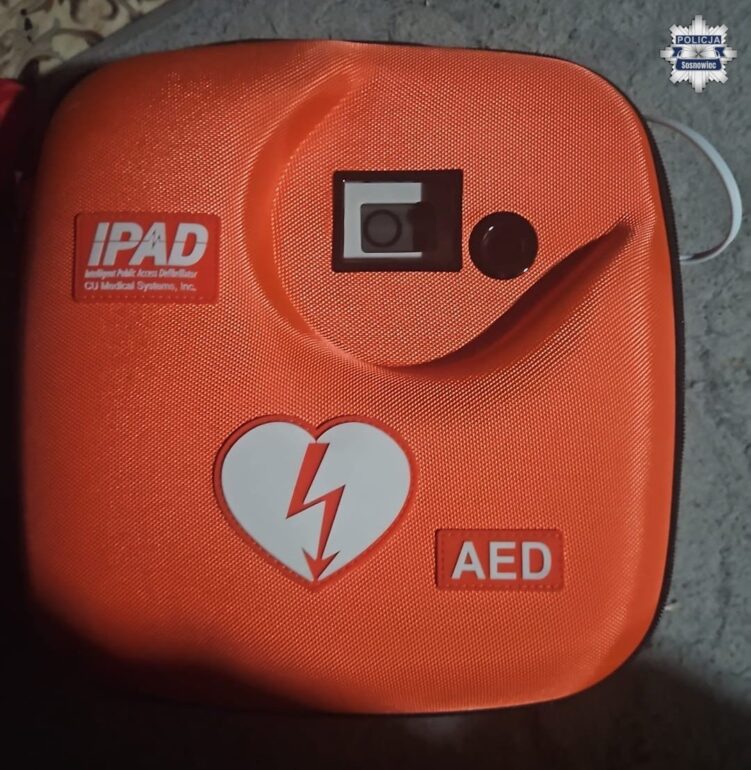 Sosnowiec: ukradł defibrylator AED z biblioteki. Policja znalazła go podczas awantury domowej (fot. Policja Sosnowiec)