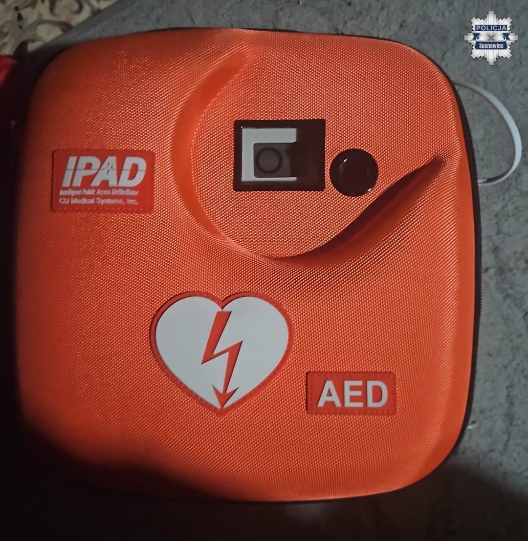 Sosnowiec: ukradł defibrylator AED z biblioteki. Policja znalazła go podczas awantury domowej (fot. Policja Sosnowiec)