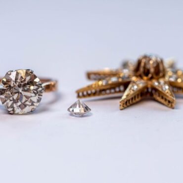 Urząd Skarbowy licytuje wartościową biżuterię. Ciekawa jest historia stojąca za pojawieniem się kosztowności na licytacji. Brylanty znaleziono na gruzowisku w Wodzisławiu Śląskim. 