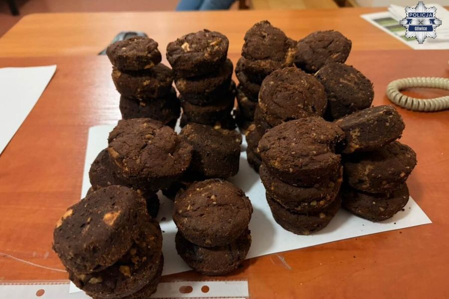 Ponad pół kilograma różnych narkotyków - m.in. ciasteczka z marihuaną - zarekwirowali policjanci z Gliwic. Nielegalne środki należały do 39-latka.