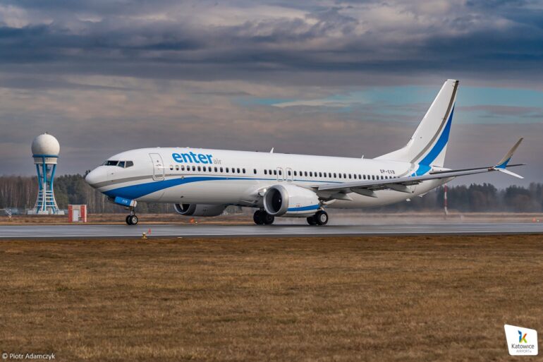 W środę, 4 marca na lotnisku w Pyrzowicach ma wylądować samolot, który przywiezie polskich turystów z Omanu. (fot. Piotr Adamczyk)