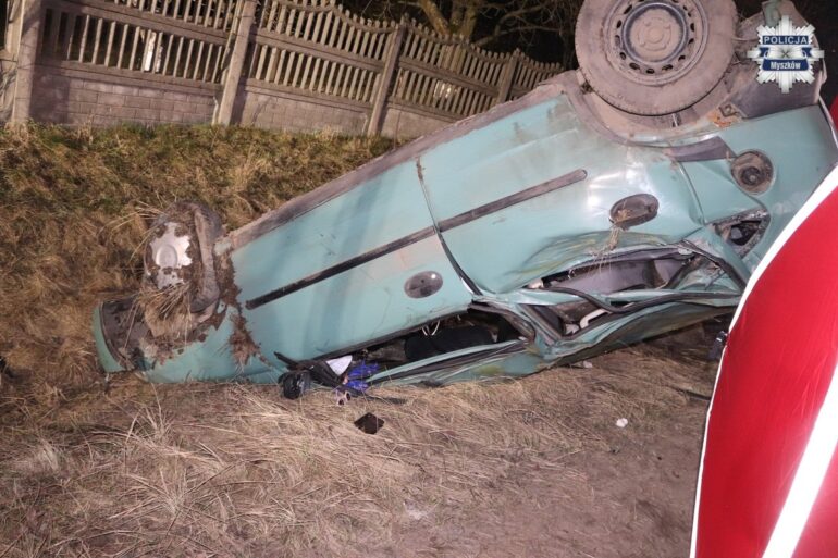 Tragiczny wypadek w Starej Hucie. Nie żyje 33-letni pasażer, kierowca był pijany (fot. policja)