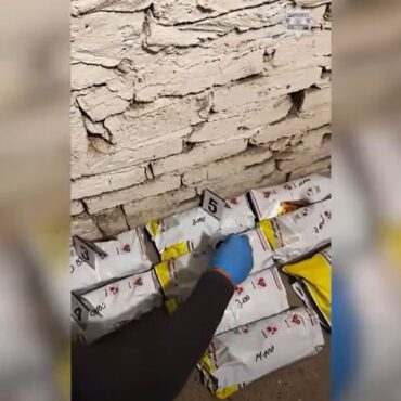 Policjanci przechwycili w Tychach narkotyki i papierosy bez akcyzy. W tej sprawie funkcjonariusze zatrzymali trzech mężczyzn w wieku od 32 do 39 lat.