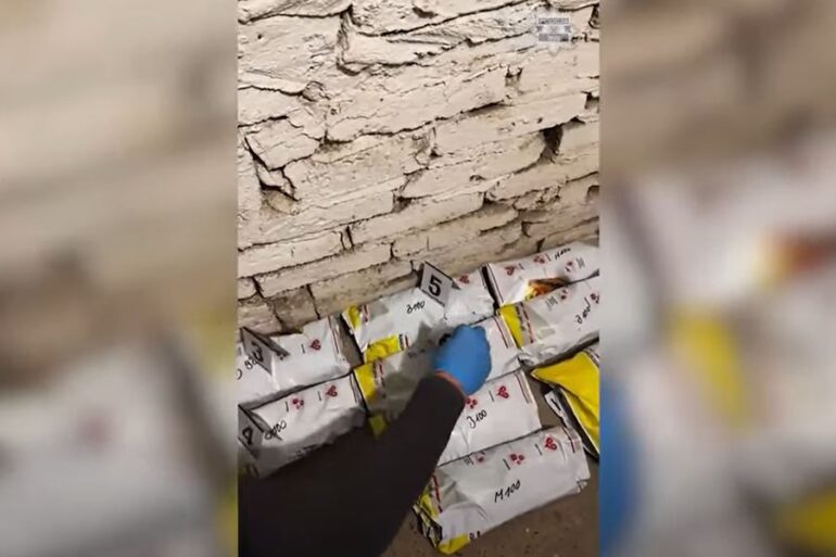 Policjanci przechwycili w Tychach narkotyki i papierosy bez akcyzy. W tej sprawie funkcjonariusze zatrzymali trzech mężczyzn w wieku od 32 do 39 lat.