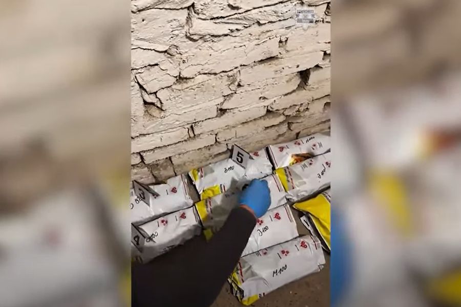 Policjanci przechwycili w Tychach narkotyki i papierosy bez akcyzy. W tej sprawie funkcjonariusze zatrzymali trzech mężczyzn w wieku od 32 do 39 lat.