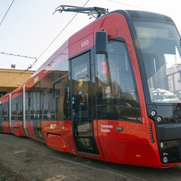 Jak będą wyglądać nowe tramwaje, wożące pasażerów w województwie śląskim? Pierwszy z nich dotarł już do Katowic. W sumie Spółka Tramwaje Śląskie zamówiła ich 10