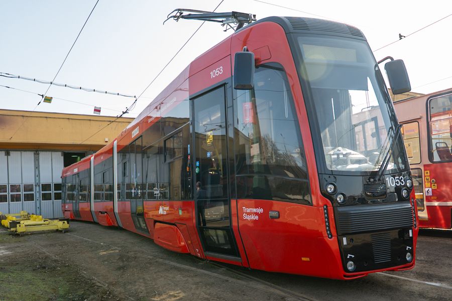 Jak będą wyglądać nowe tramwaje, wożące pasażerów w województwie śląskim? Pierwszy z nich dotarł już do Katowic. W sumie Spółka Tramwaje Śląskie zamówiła ich 10